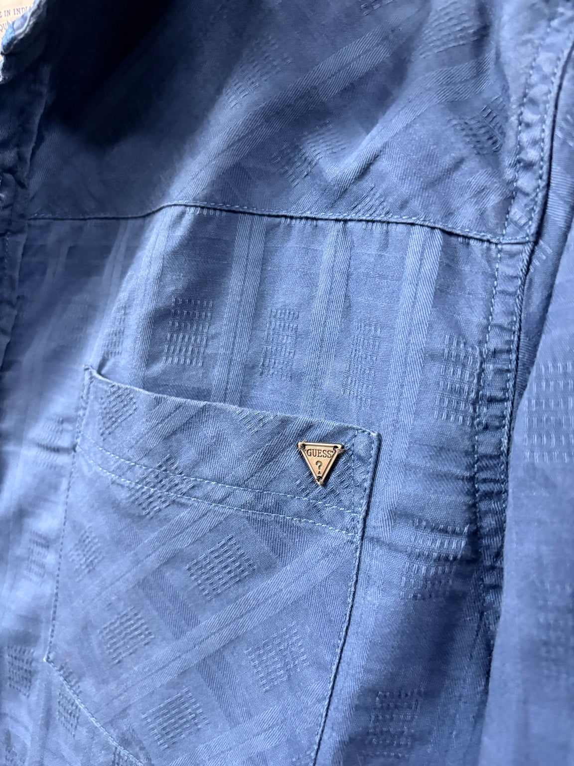 GUESS Herrenhemd Stoffmuster und Logo