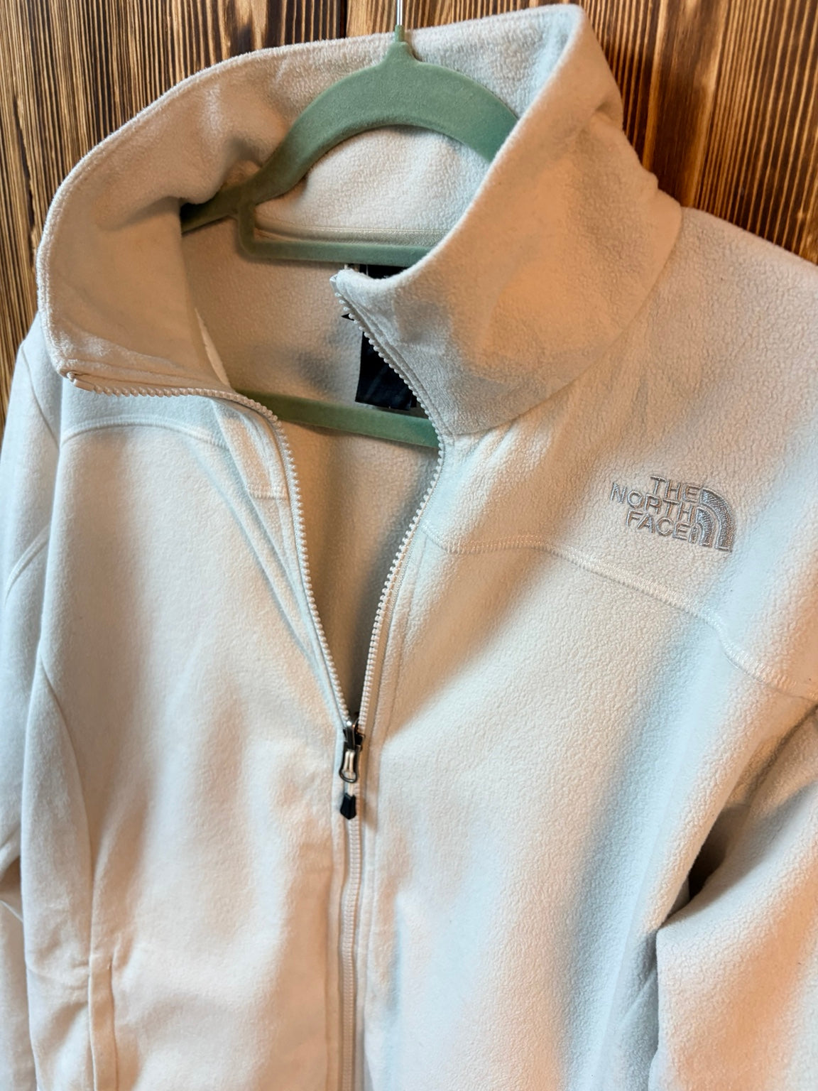 The North Face weiße Fleecejacke Detail