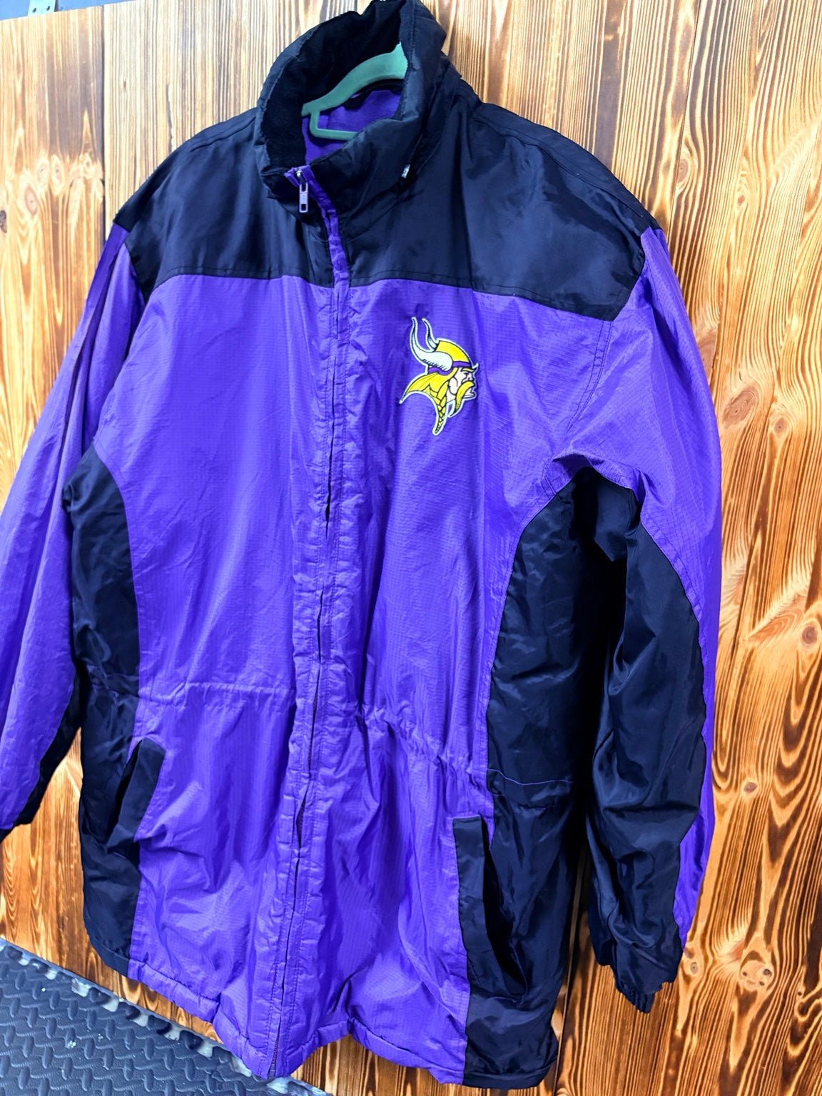 Vintage Minnesota Vikings lila schwarze Windbreaker Jacke Vorderseite